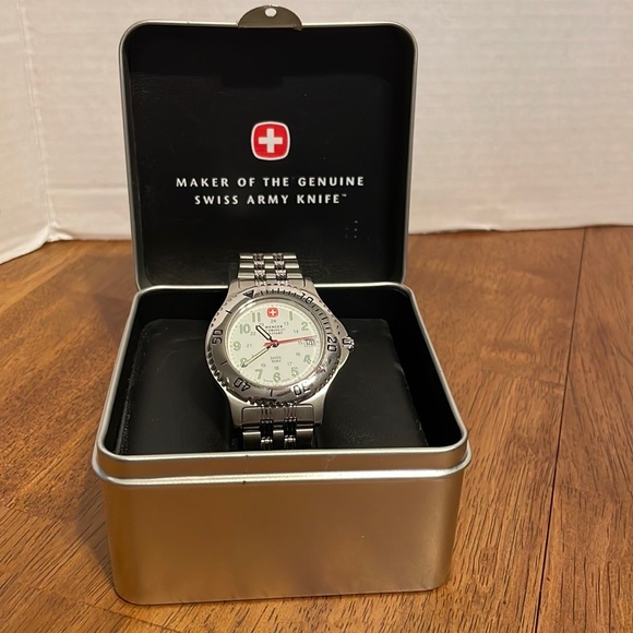 Vintage WENGER Swiss Military water resistant 100M Men’s Watch - Needs Battery - Picture 5 of 12